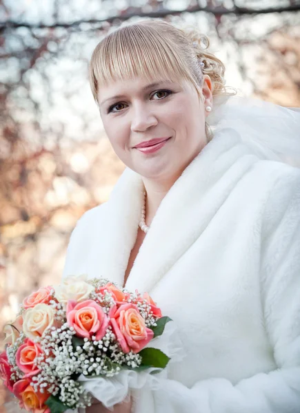 Retrato de mulher noiva bonita com buquê de noiva — Fotografia de Stock