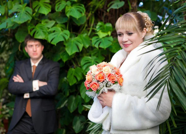 ちょうど結婚されていたカップルのジャングルでパス上を歩く — ストック写真