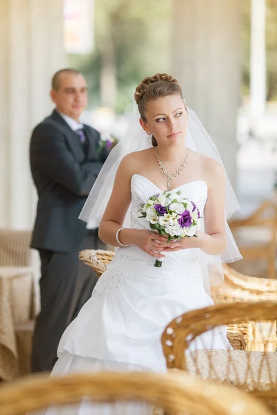 Sposo e sposa in caffè — Foto Stock