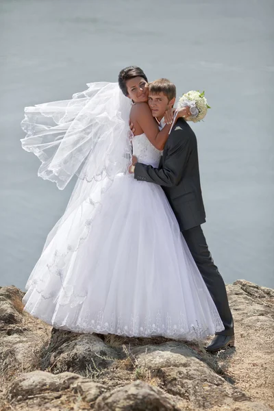Bruden och brudgummen vid havet — Stockfoto