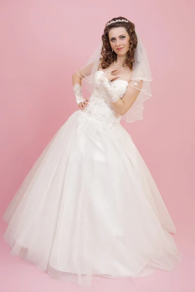 Piękna panna młoda stoi w sukni ślubnej — Zdjęcie stockowe