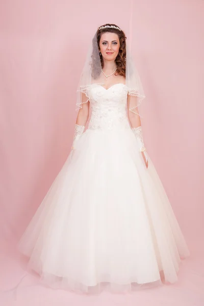 Hermosa novia está de pie en vestido de novia —  Fotos de Stock