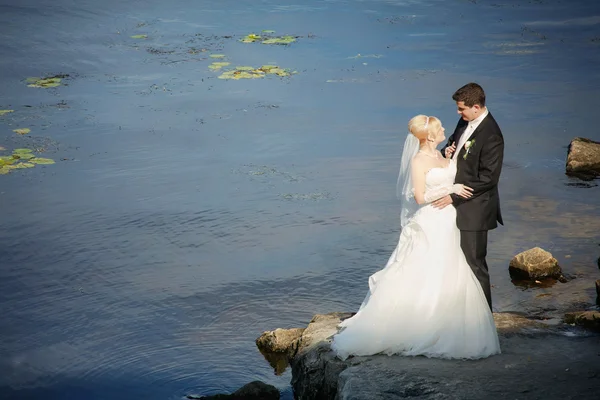 Bride and groom by the sea — Stock Photo, Image