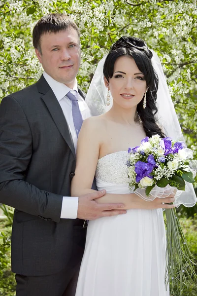 Groom et la mariée pendant la promenade — Photo