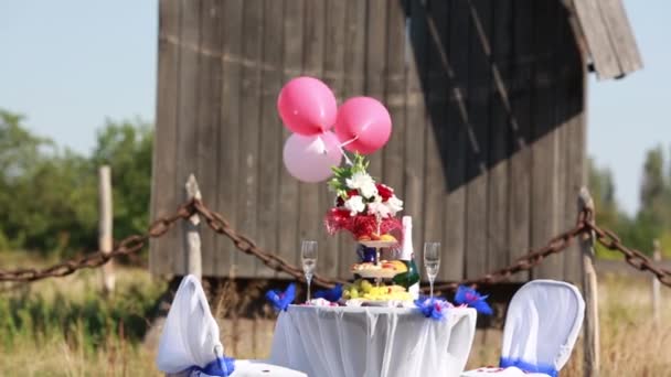 Mesa con cosas de decoración para boda o historia de amor al aire libre — Vídeo de stock