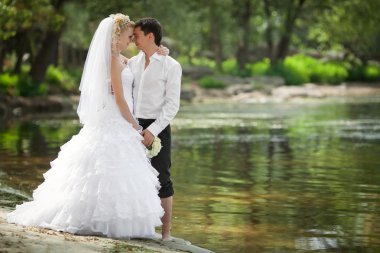 iki aşk gelin ve damat gelin yaz günü birlikte içinde mutluluk ve sevgi bir anın tadını çıkarın.
