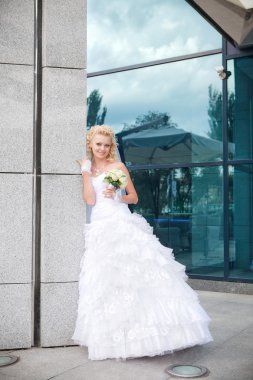 Bir sütun binanın standında gelin