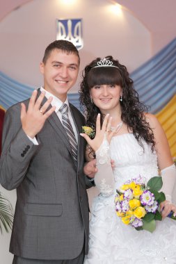 Damat ve gelinin nikah yüzüğü göster