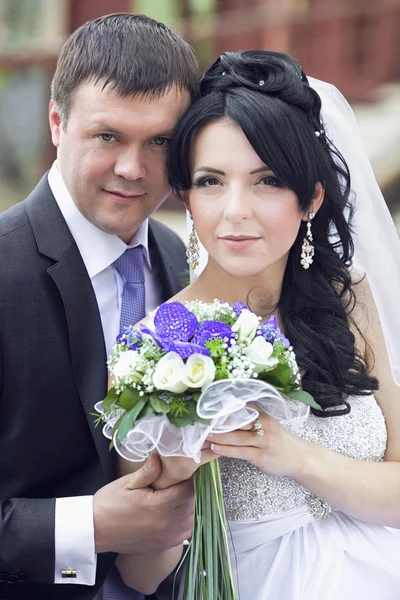 Groom et la mariée pendant la promenade — Photo