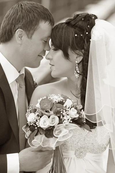 Groom et la mariée pendant la promenade — Photo