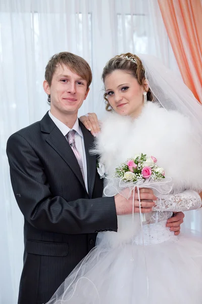 Lo sposo e la sposa vicino a una finestra — Foto Stock