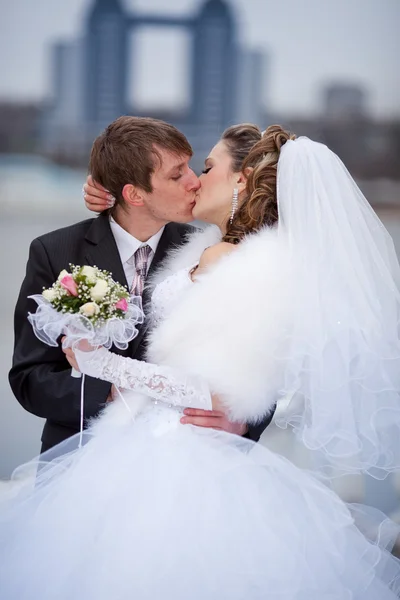 Brudgummen och bruden under promenad — Stockfoto