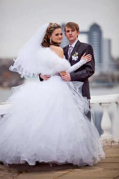 O noivo e a noiva durante o passeio — Fotografia de Stock
