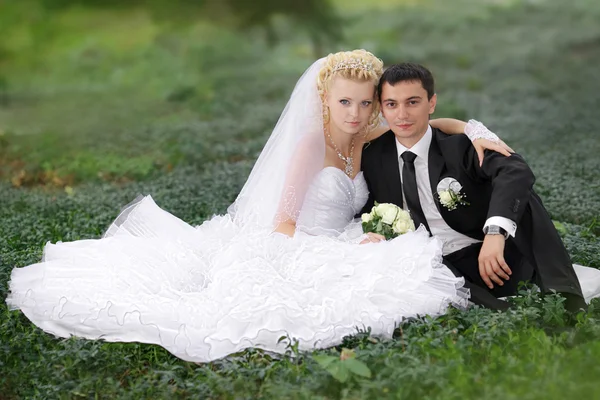 Coppia innamorata sposa e sposo insieme nella giornata estiva nuziale godere di un momento di felicità e amore — Foto Stock