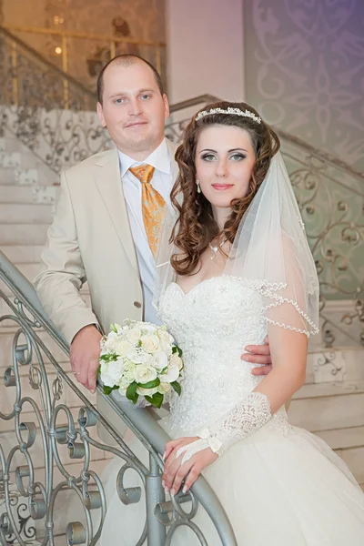 Noiva feliz e noivo na escada — Fotografia de Stock
