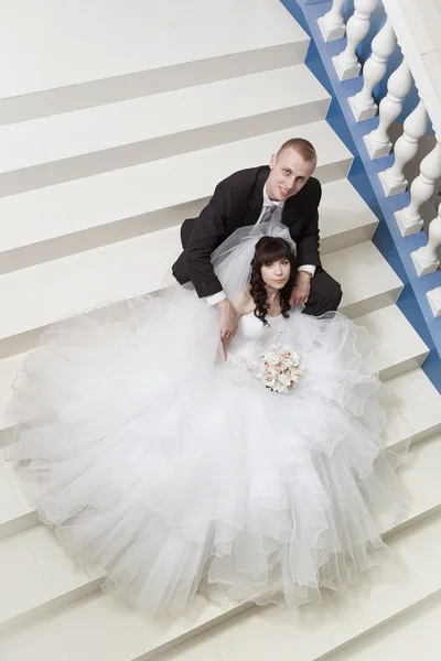 Felice sposa e lo sposo nella sala d'albergo — Foto Stock