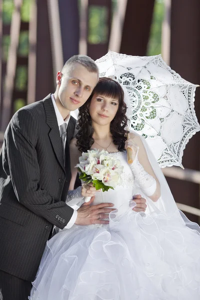 Lo sposo e la sposa sul ponte ferroviario — Foto Stock