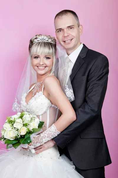 Sposo e sposa con un mazzo di rose bianche in studio — Foto Stock