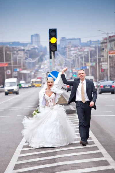 Bruid en bruidegom tijdens wandeling — Stockfoto