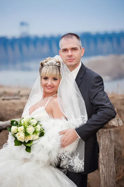 Sposo e sposa durante la passeggiata — Foto Stock
