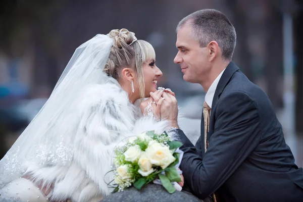 Sposa e sposo a piedi in città — Foto Stock