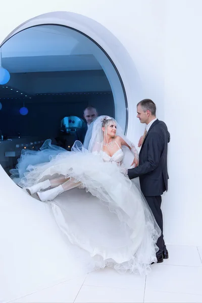 İle pencerenin gelin damat — Stok fotoğraf