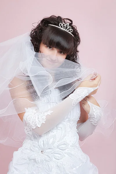 Portrait studio d'une mariée heureuse — Photo