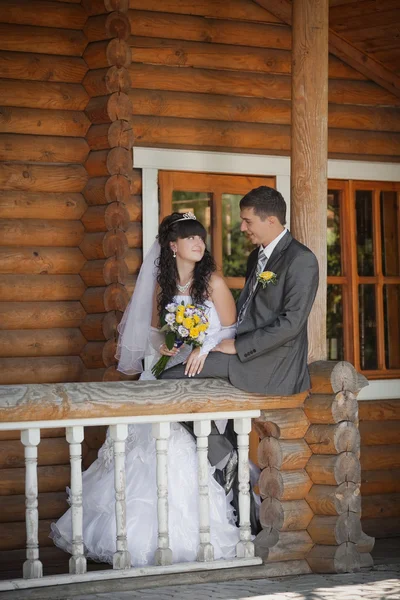 Groom et la mariée dans le parc — Photo