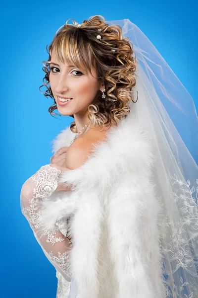 Ritratto di bella sposa felice in un abito da sposa — Foto Stock