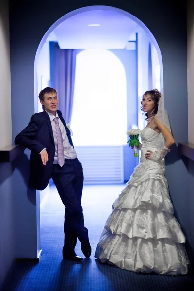 Couple de mariage sont debout au couloir de l'hôtel — Photo