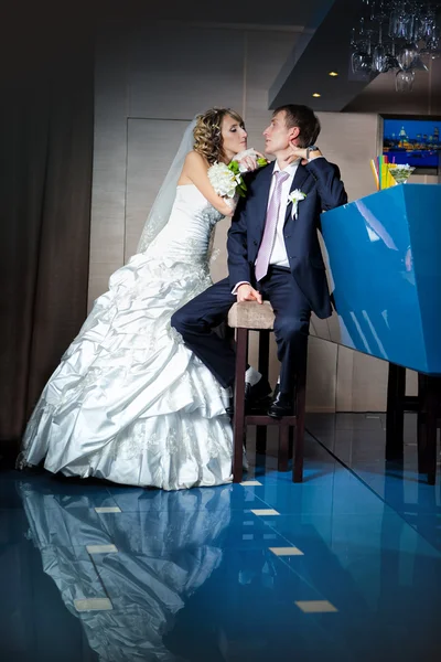 Beautiful young bride and groom next to bar — Stock Photo, Image