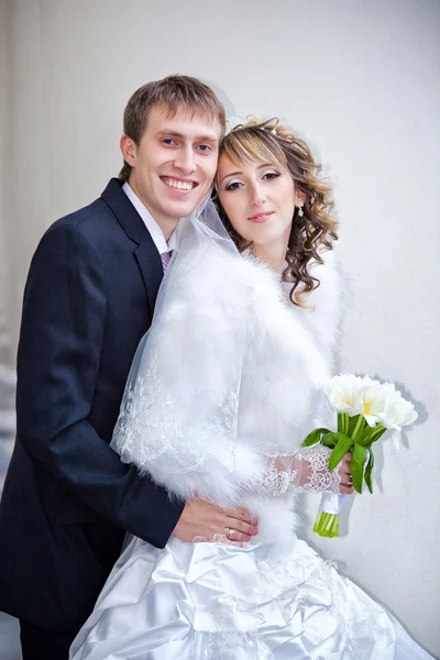 Jeunes mariés amoureux le jour de leur mariage — Photo