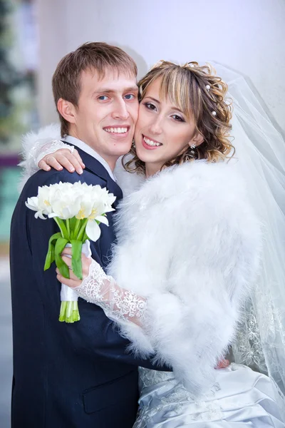 Noivo e a noiva durante a caminhada em seu dia do casamento — Fotografia de Stock