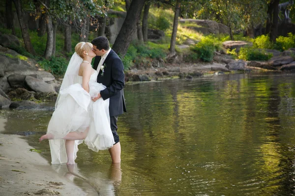 Heureux marié et mariée sur la plage — Photo