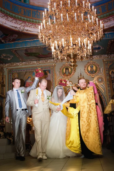 Bride and groom at the church during a wedding ceremony — Stock Photo, Image