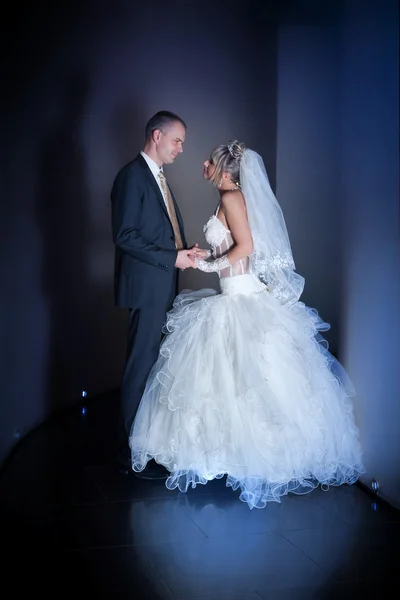 Novia y novio felices en el moderno hall del hotel — Foto de Stock