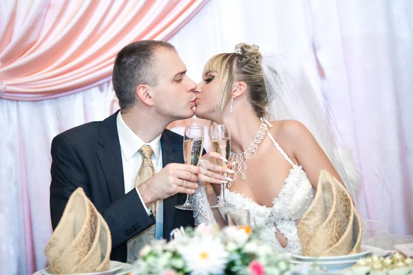 Feliz jantar de casamento recepção, noiva e noivo champanhe brindar e beijar — Fotografia de Stock