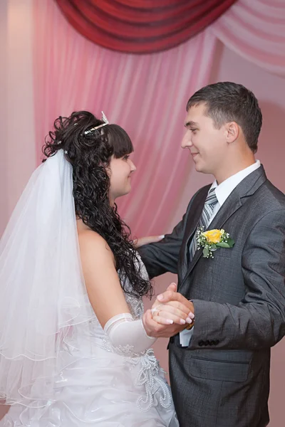 Danza giovane sposa e sposo in sala banchetti — Foto Stock