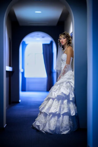 Panna młoda stoją w hotelu korytarz — Zdjęcie stockowe