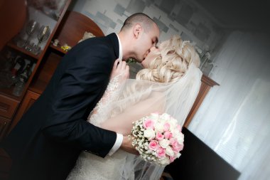 Öpücük içinde onların düğün günü gelin ve damat