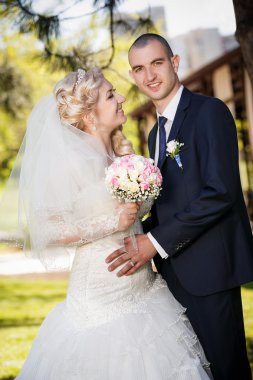 Damat ve gelin sırasında onların düğün günü yürüyüş