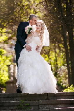 Damat ve gelin sırasında onların düğün günü yürüyüş