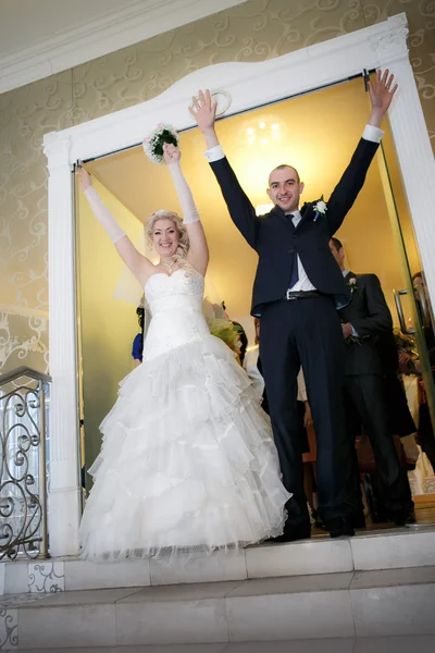 Bara gift och lycklig bruden och brudgummen på deras bröllopsdag — Stockfoto