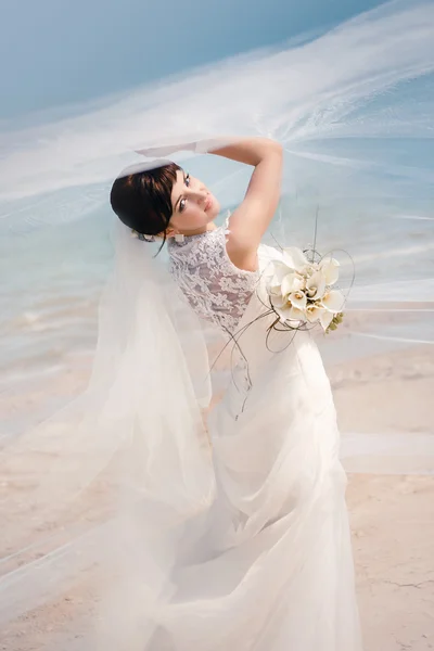 Ritratto di bella sposa in piedi vicino alla spiaggia — Foto Stock