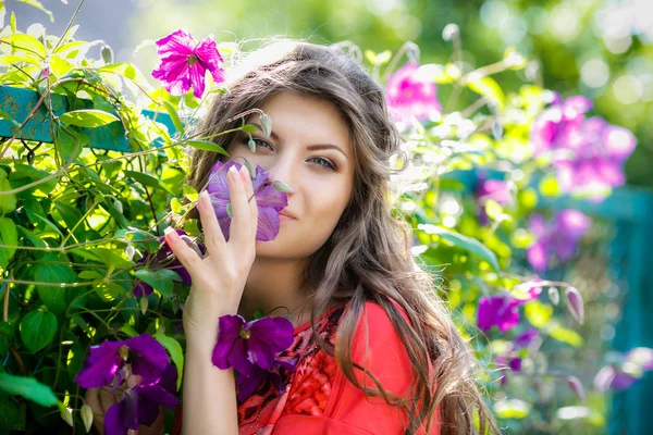 Mor çiçekler güzel kız portresi — Stok fotoğraf