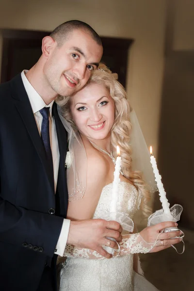 Groom et le stand de la mariée avec des bougies — Photo