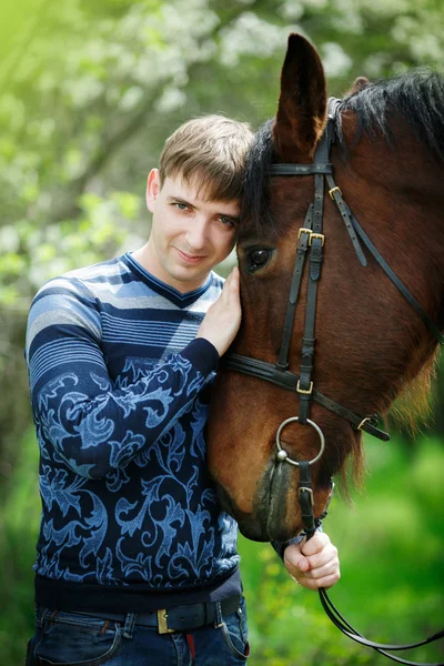 Portrait de l'homme près d'un cheval brun — Photo