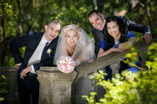 Porträtt av brudgummen, bruden och den bästa mannen med vittnet i parken — Stockfoto