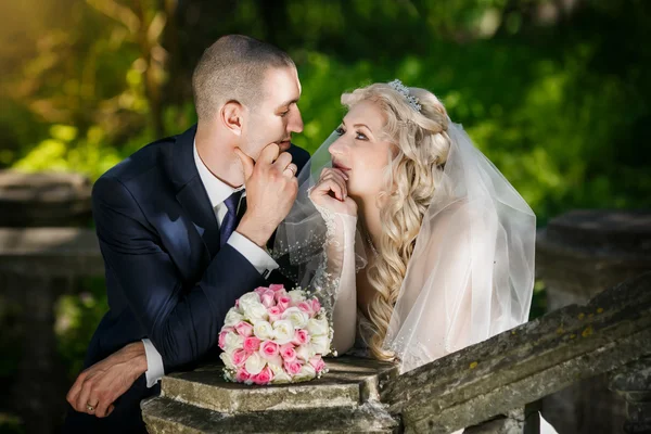 Bräutigam und die Braut beim Spaziergang am Hochzeitstag — Stockfoto