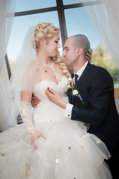 Danza giovane sposa e sposo in sala banchetti — Foto Stock